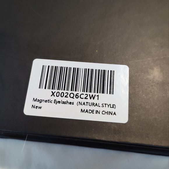 NWT! Magnetic Eyelashes - Picture 11 of 11